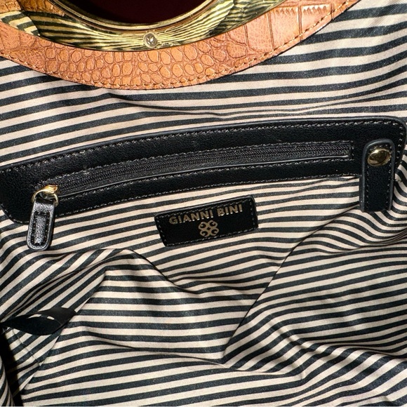 Gianni Bini Alligator Purse Magnetic closure/front pocket. Gold chain on strap - Picture 10 of 16